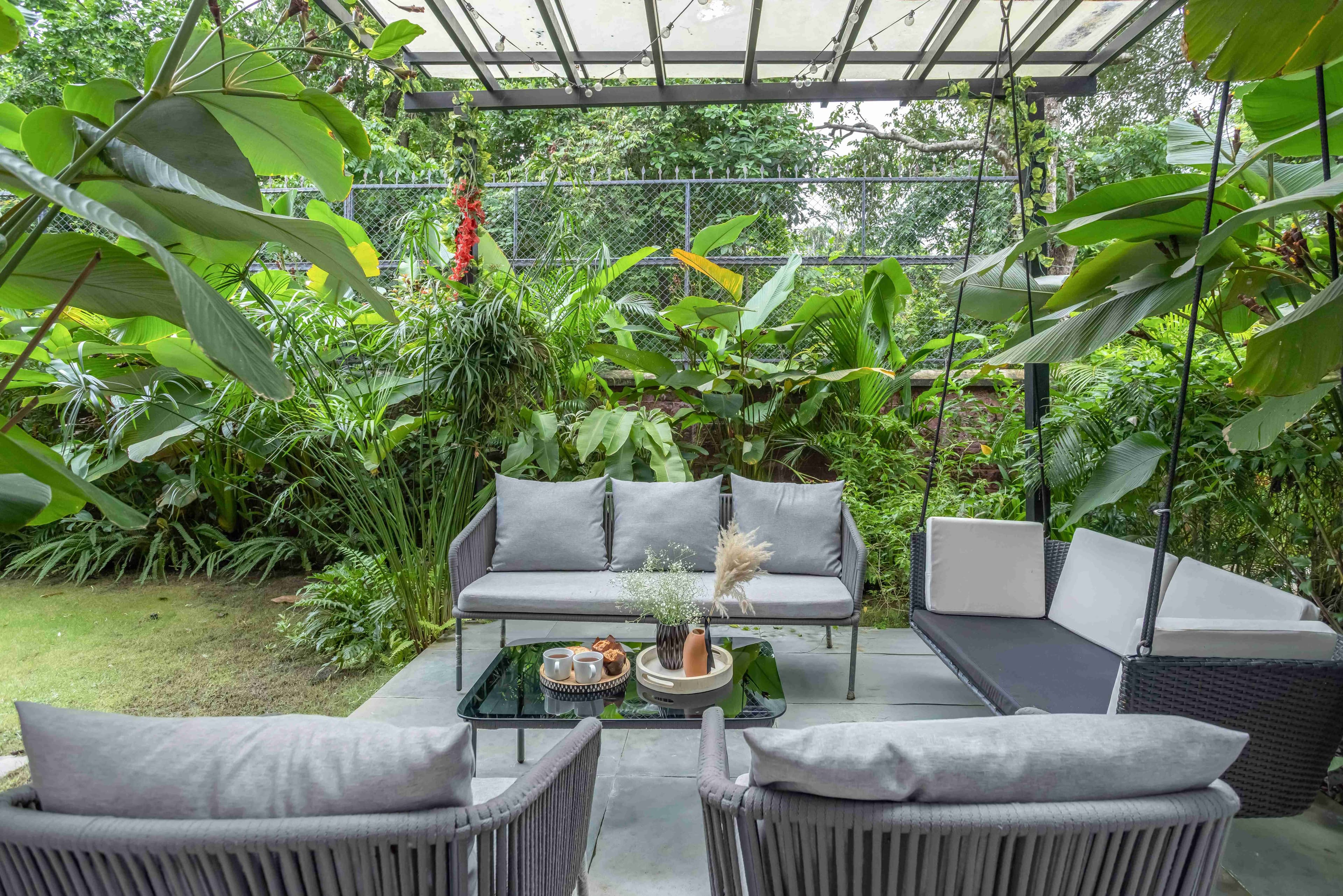 Villa 12 bedroom with four-poster bed in Siolim, Goa